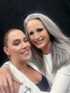 „Andie Macdowell nyugtatni kezdett, hogy ne izguljak, mi nem modellek vagyunk, nem kell tökéletesen vonulnunk, és hogy csak élvezzem, ami velem történik” – mesélte Rami