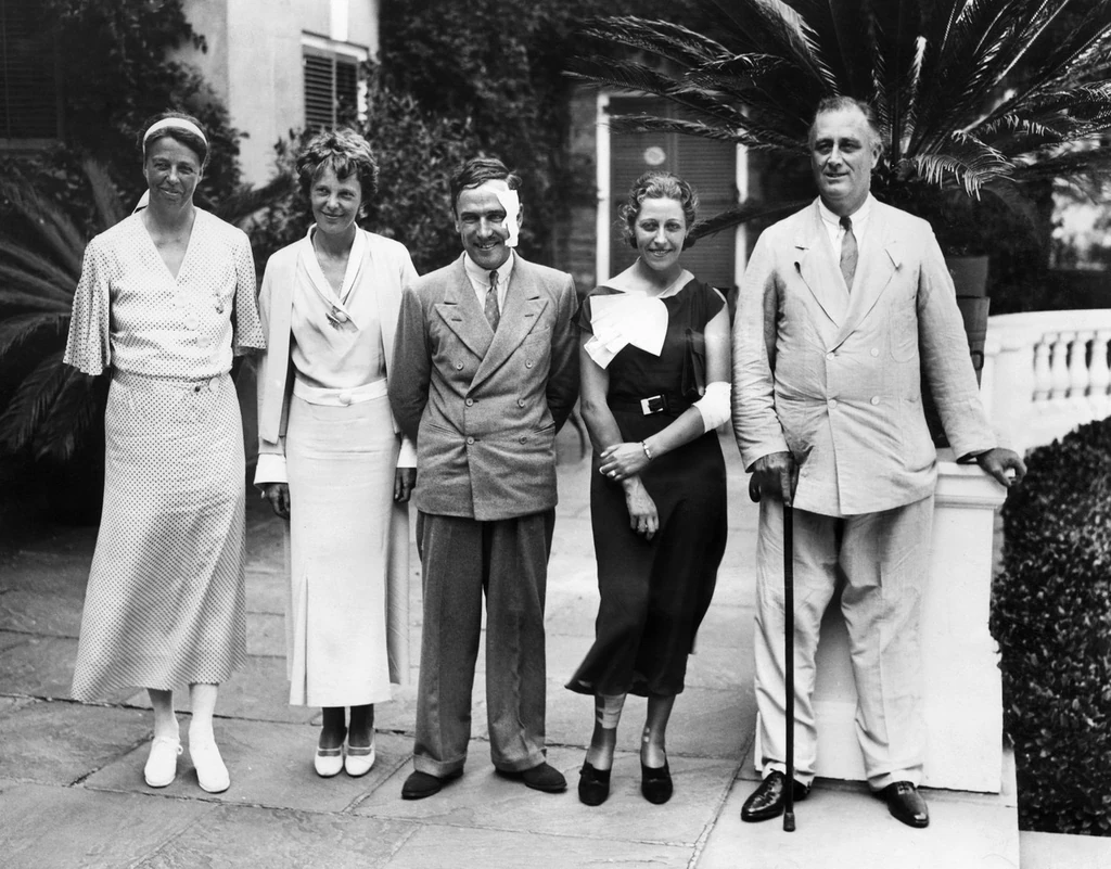 Balról jobbra: Eleanor Roosevelt, Amelia Earhart, Jim Mollison skót pilóta és felesége, valamit Roosevelt elnök 1933-ban (Fotó: Profimedia – SU Archives/Everett Collection)