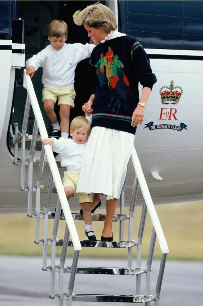 Diana walesi hercegné és fiai érkeznek Skóciába 1986 augusztusában