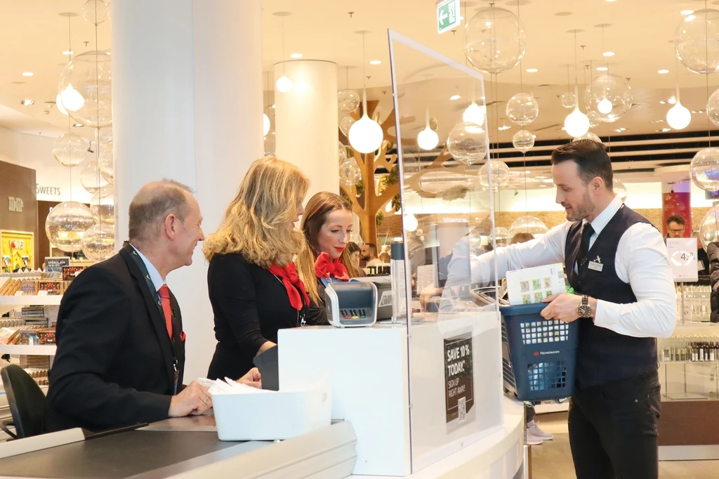 A Sztárok a reptéren című realityben műsorvezetőként debütált