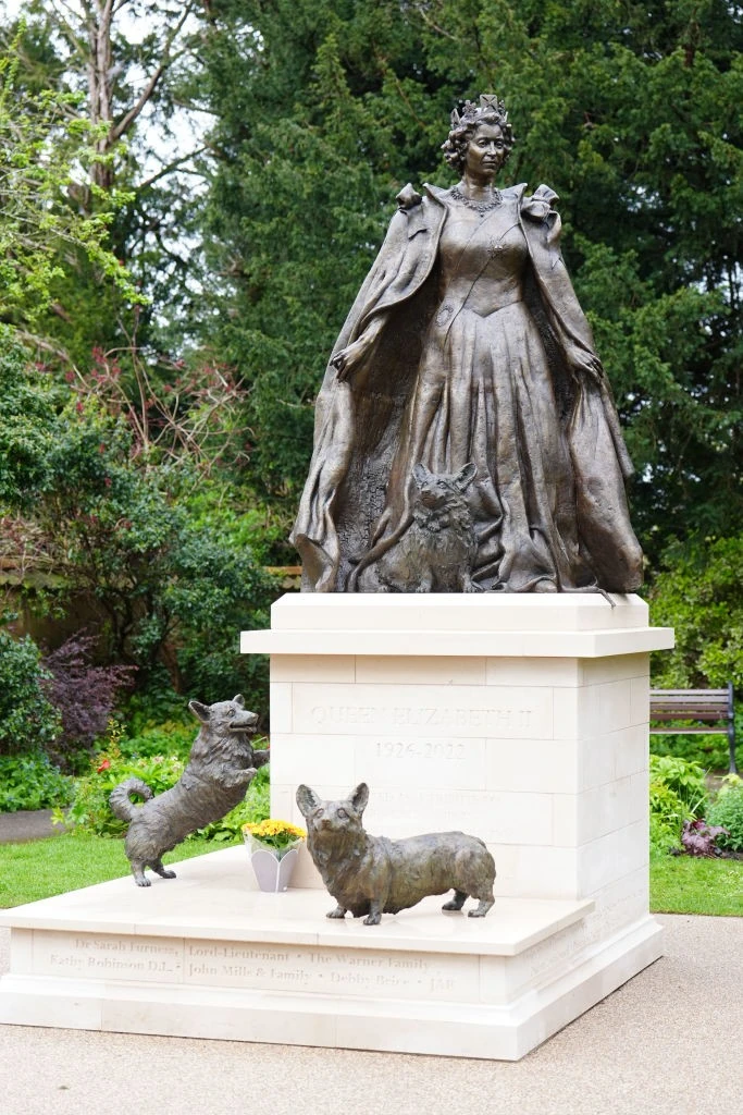 Nem csak lovas, már corgis szobra is van Erzsébetnek (Fotó: Getty Images)