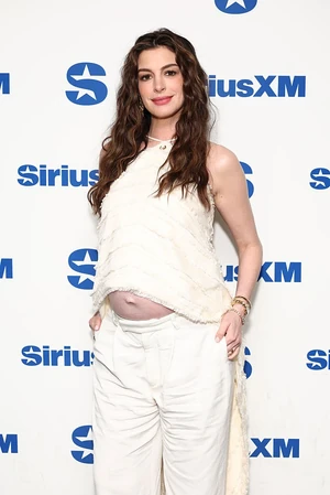 Anne Hathaway hasvillantása július közepén, vajon kislány vagy kisfiú lakik ott bent?