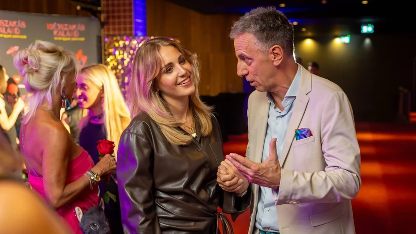 Nyári Dia egy filmpremieren, ahova kikapcsolódni érkezett