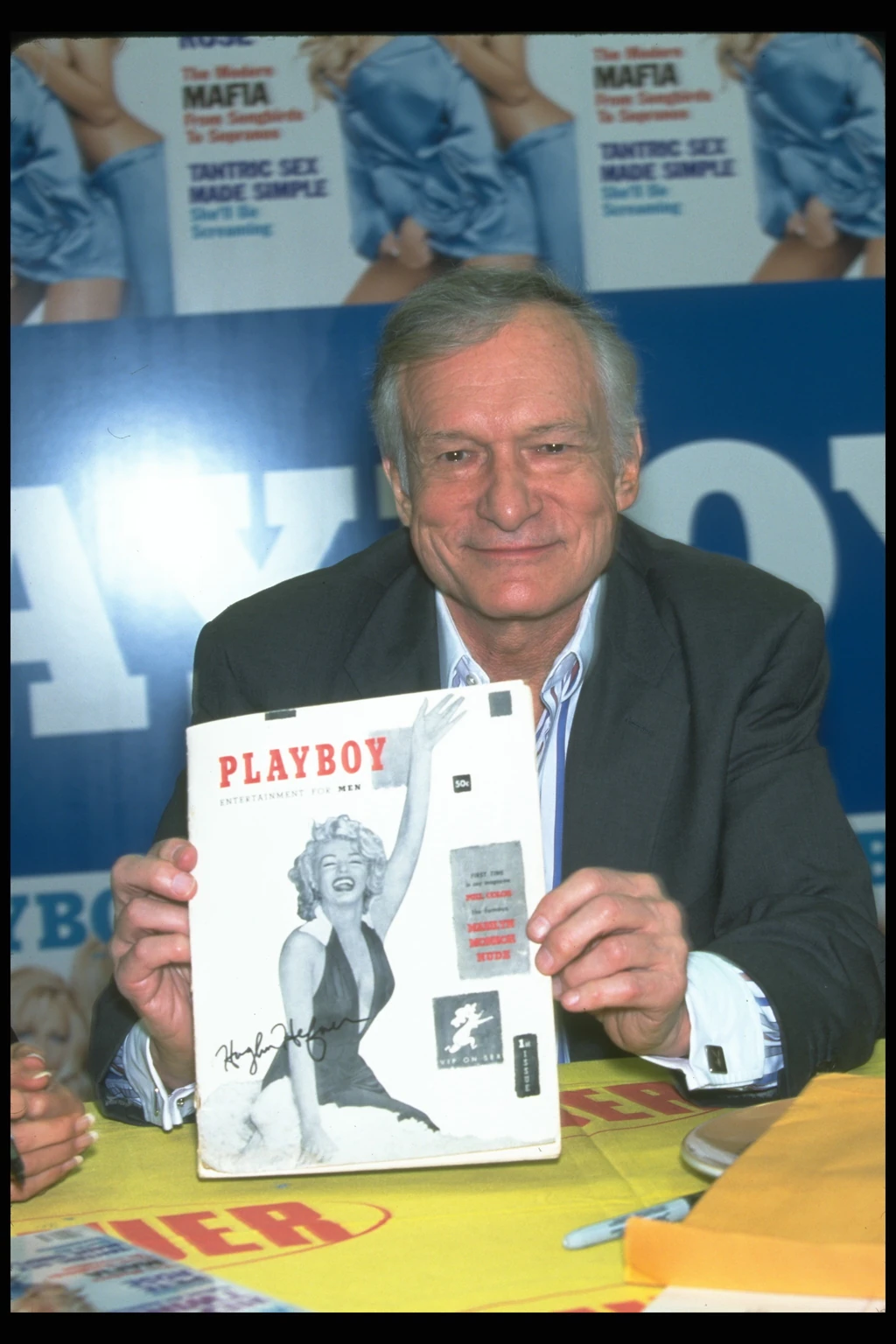 Hugh Hefner, kezében a Playboy első számával, aminek címlapján Marilyn Monroe látható (Fotó: Getty Images)