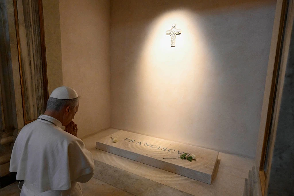 Tiszteletét tette Ferenc pápa sírjánál