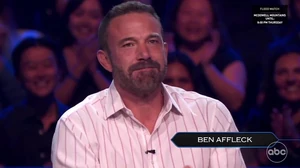 Ben Affleck neve pár éve egy kissé kínos sztori miatt került nyilvánosságra a Raya felhasználói közül. Egyszer, amikor „kapása” volt az oldalon, a kiszemelt nő – egy fiatal influenszer – nem hitte el, hogy valóban a hollywoodi sztár érdeklődik iránta, és törölte a párosítást. Affleck ezután egy csábos videóüzenetben bizonygatta az ifjú hölgynek, hogy tényleg ő van a profil mögött. A felvétel nyilvánosságra került, igen kellemetlen pillanatokat szerezve a színésznek.