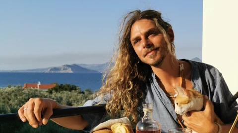 Steiner Kristóf a festői Görögországban élvezi a mediterrán konyhát
