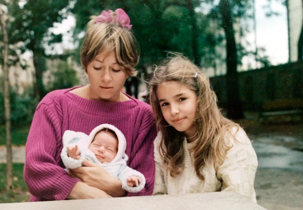 Édesanyjával és húgával, aki tíz évvel fiatalabb nála (Fotó: Story-Best Magán/fotocentral.hu)