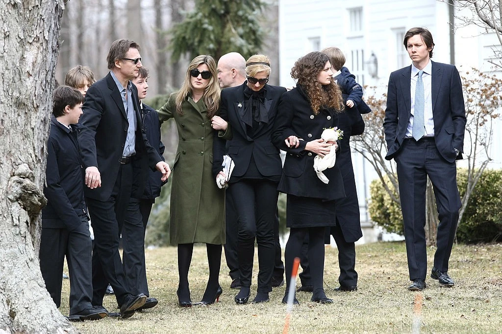 A neje húga (fekete kosztümben) a temetés után sógora közelébe költözött, hogy a segítségére lehessen