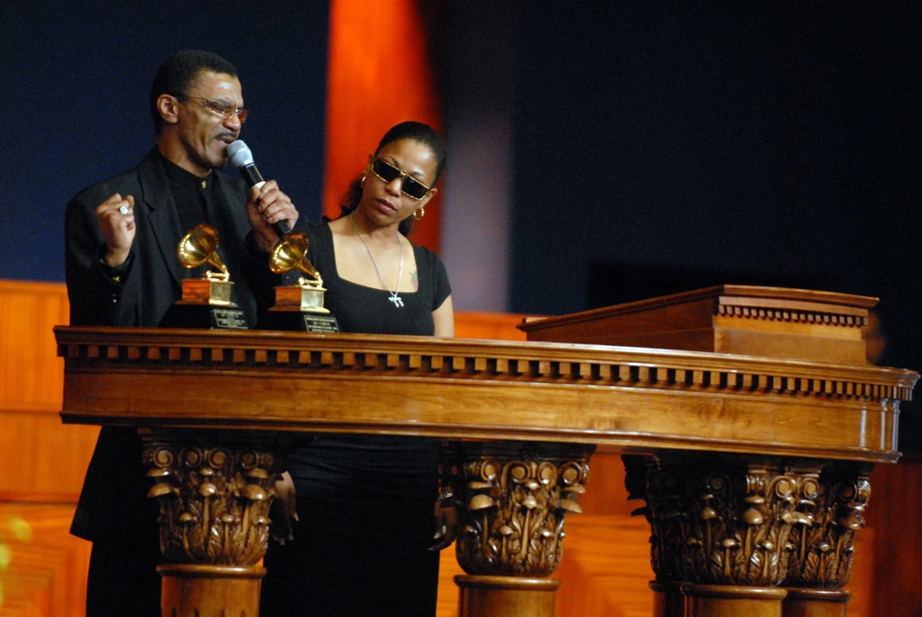 Ike Turner Jr. az apja temetésén mondott beszédet: mellette egyik testvére látható