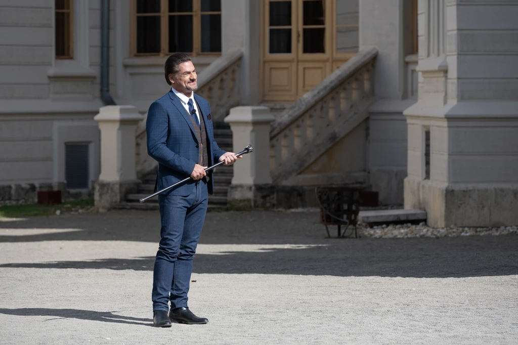 Árpa Attilának valóban szüksége van a botra (Fotó: RTL/Sajtóklub)