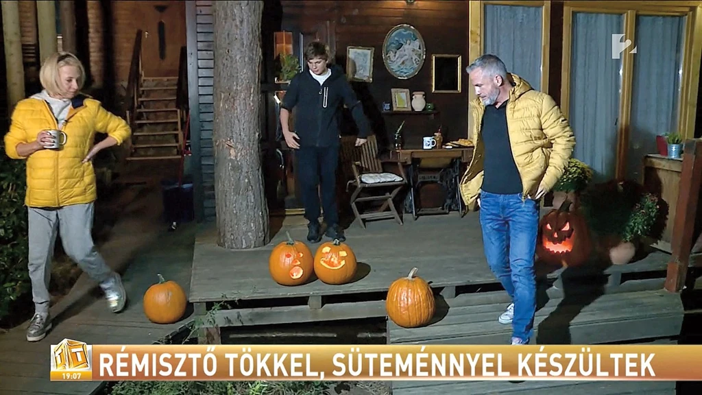 A Tények kamerája előtt faragott tököt, amikor szerelme, Gábor megérkezett. Ott volt kisebbik fia, Vince is (Fotó: Smagpictures)