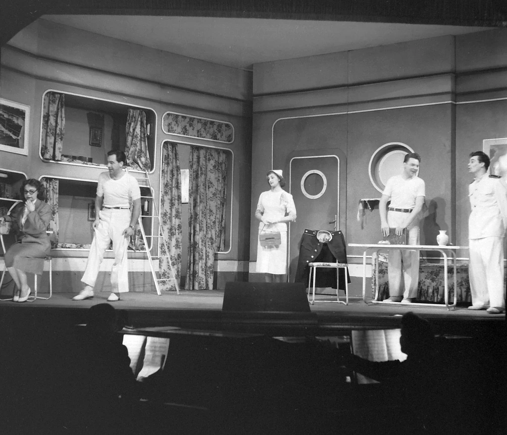 Szatmári István (jobb szélen) a Déryné Színház színpadán (Fotó: Fortepan/Kotnyek Antal)