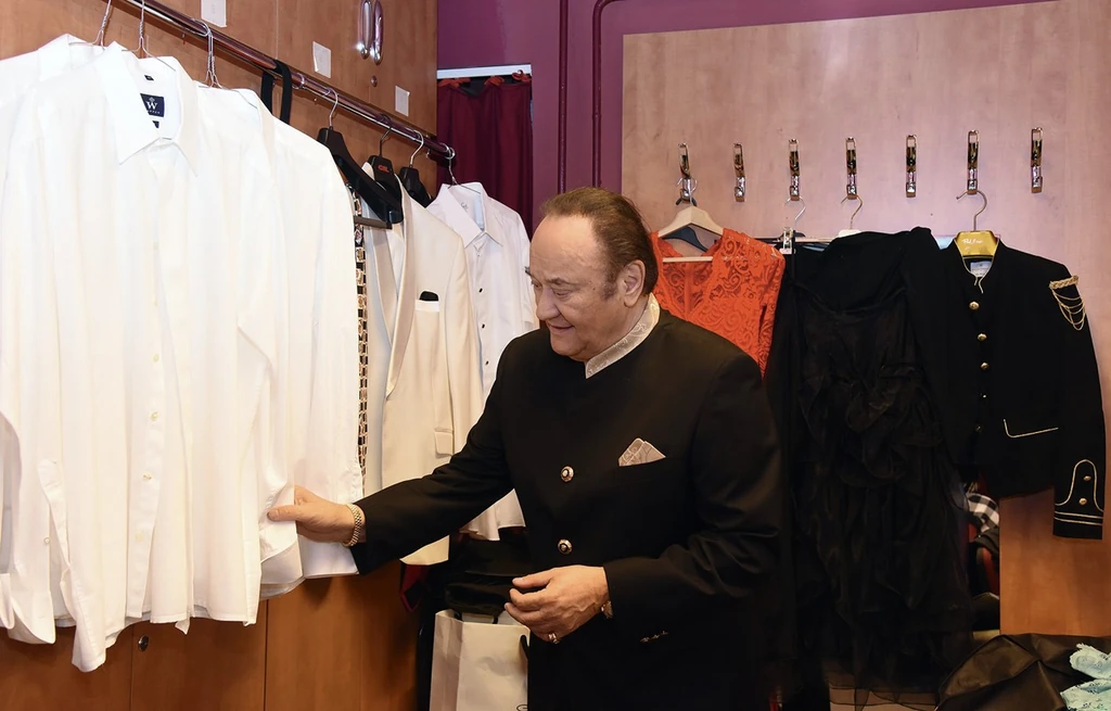 Egymás mögött sorakoznak a vasalt ingek (Fotó: Olajos Piroska/fotocentral.hu)