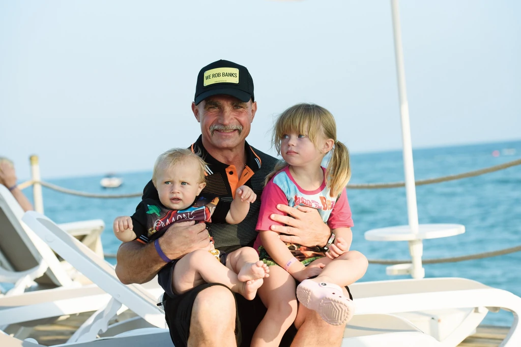 Attila már nem csak önmagáért felel: kislánya, Anna három-, kisfia, Magor egyéves (Fotó: Archív)