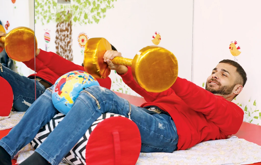 Rendszeresen tornázik, reméli, hogy egyszer újra járni fog (Fotó: Korponai Tamás/fotocentral.hu)