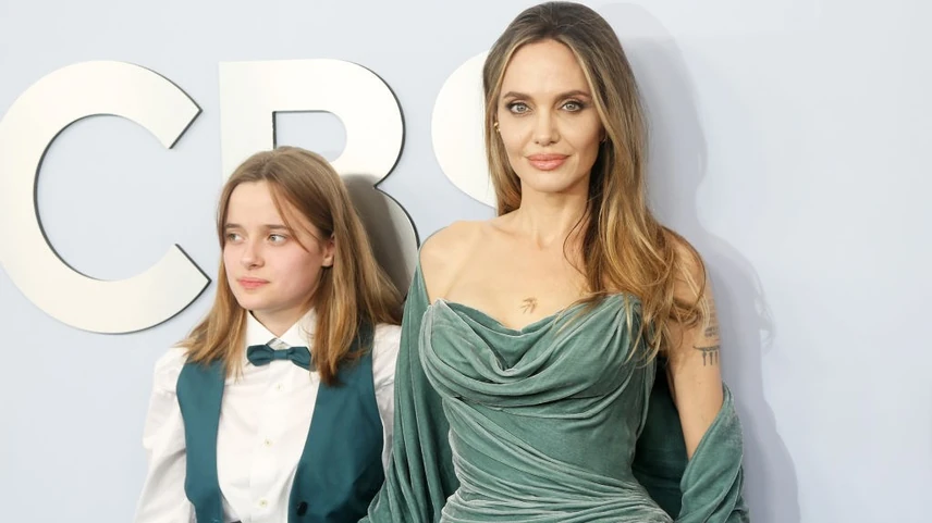 Angelina Jolie a legkisebb lányával, Vivienne-nel 2024-ben egy díjátadón 