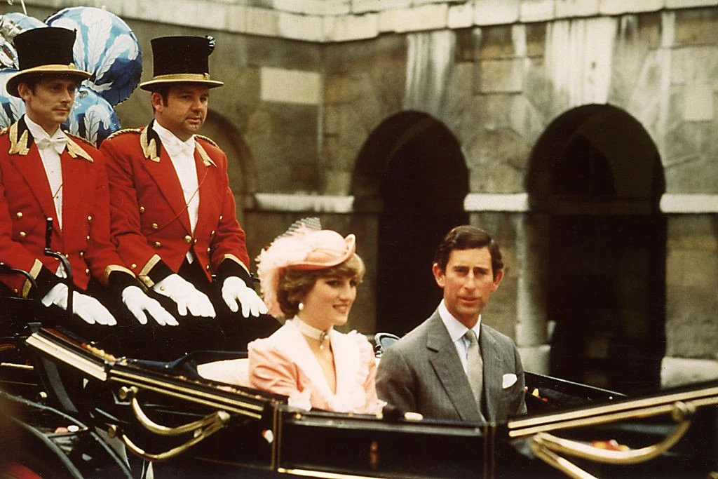 Diana és Károly nászútra indulnak. Londonból Gibraltárba repültek, majd hat hétig hajóztak a Földközi-tengeren (Fotó: Getty Images)