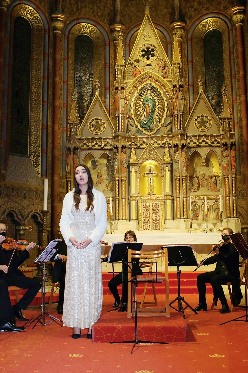 Tehetségesen énekel. Ezúttal is egy emlékezetes fellépés megható pillanatát láthatjuk (Fotó: Archív)