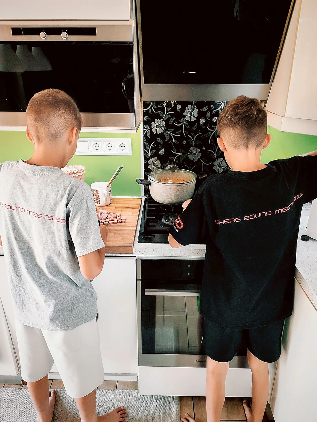 Az ikrek, Szilárd is, Szabolcs is remekül feltalálják magukat a konyhában