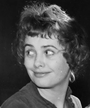 Gyurkovics Zsuzsa – 97 éves. A Jászai Mari-díjas színésznő a klasszikus magyar színjátszás egyik elegáns képviselője. Pályája során számos színházi szerepben állt színpadra. Sanzonénekesnőként is népszerű előadó, önálló albuma Mennyi fény! címmel 1997-ben jelent meg.