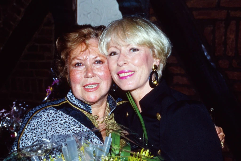  A Hildegard főnővért játszó Eva Maria Bauer és a Meisz kisasszonyt alakító Karin Eckhold egy partin (Fotó: Getty Images) 