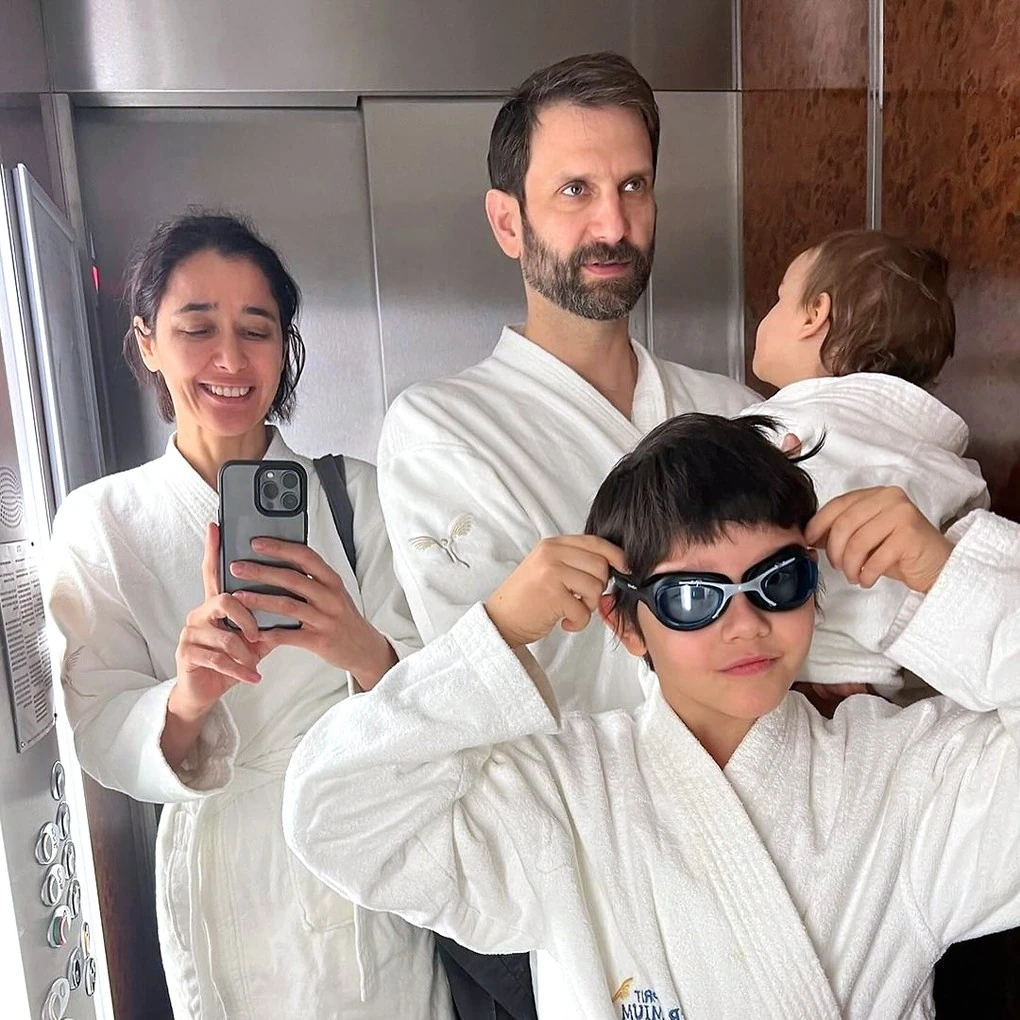 Dorka és férje, Simon Kornél, valamint két fiuk: Samu és Áron