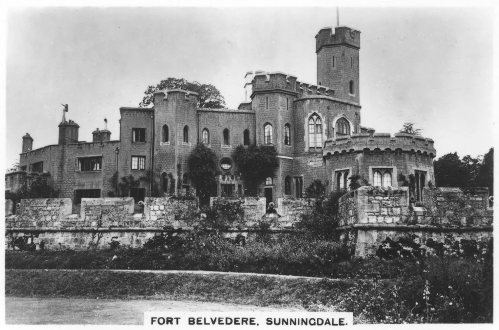 A Fort Belvedere, amelynek Fort (erőd) része abból ered, hogy a 18. században előszeretettel neveztek minden vadászkastélyt vagy kilátót fortnak, a Belvedere pedig szintén a kilátásra utal. Szó szerint „szép kilátás" olaszul