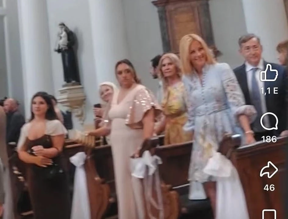 Várkonyi Andrea és Mészáros Lőrinc a násznépben