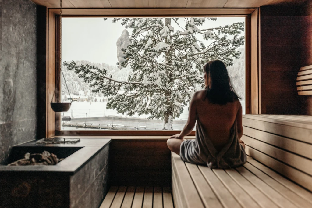 A cirbolyafenyő-erdő közepén a cirbolyafából készült szauna