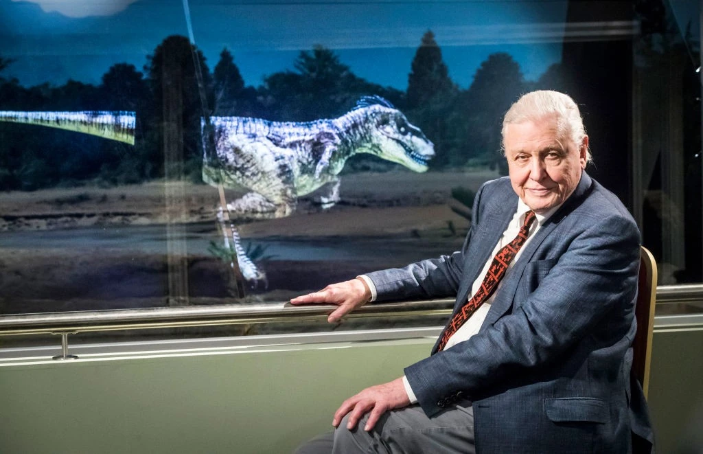 David Attenborough-ról több mint 40 különböző fajt neveztek el: a miniatűr perui békától az óriás húsevő növényen át egy dinoszauruszig, állatok, növények és kihalt teremtmények viselik a nevét. Amúgy elárulta, ő maga milyen állat lenne szívesen: lajhár. „Egész nap a fán szunyókálnak, nincs más dolguk, mint leveleket majszolni, és nem háborgatja őket senki.”