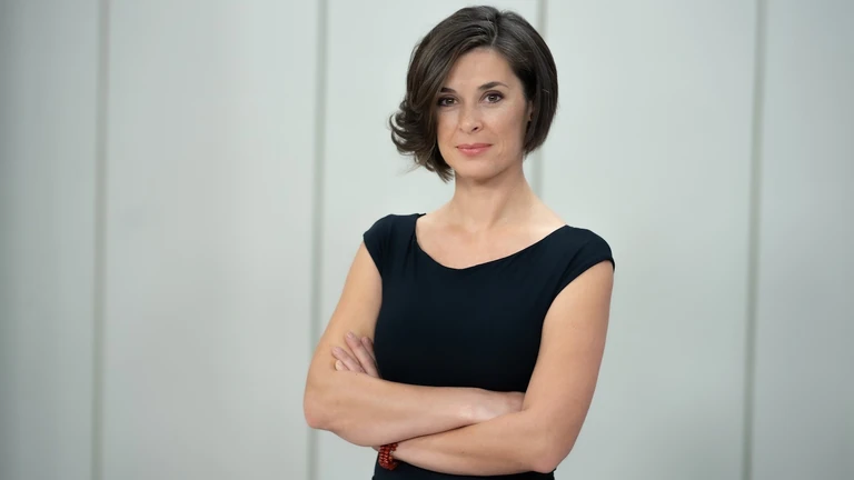 A kormányszóvivő titka: élete első fizetett munkáján Szondi Vanda fenekébe csípett egy méhecske