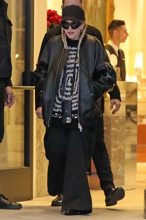 Madonna retteg a baciktól: rendkívül szigorú higiéniai elvárásai vannak. Több hotel dolgozója szerint minden felületet külön fertőtleníteni kellett, mielőtt elfoglalta volna a lakosztályát