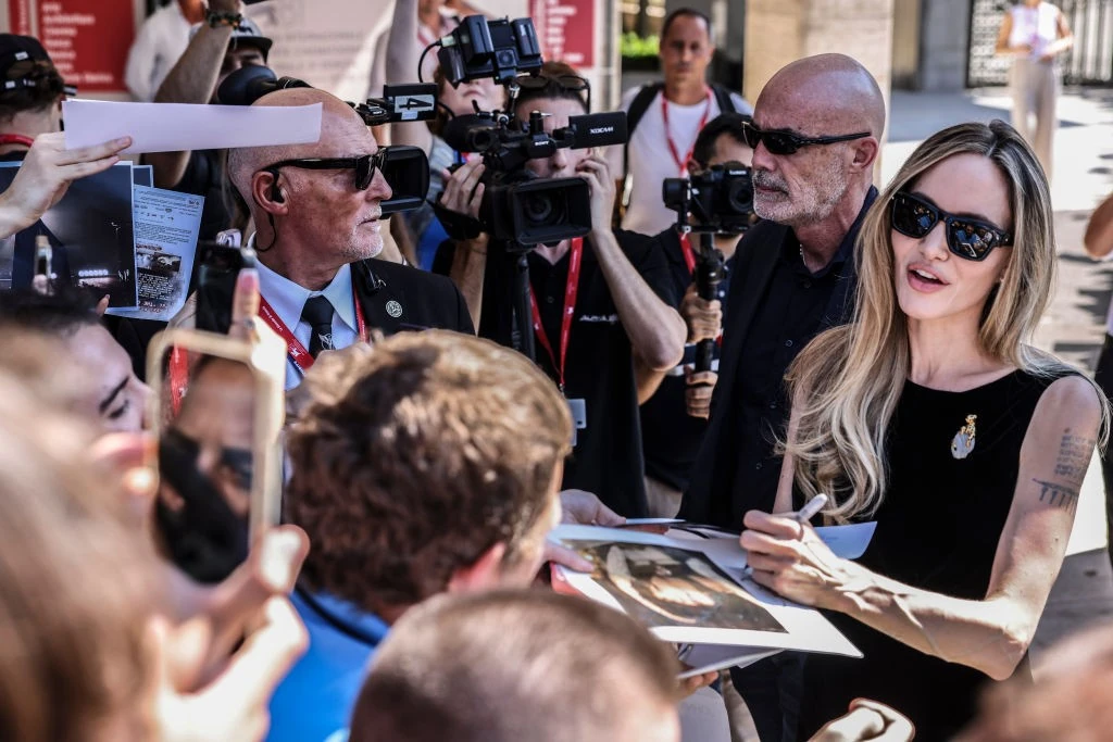 Angelina autogramot ad: sok sikert az elolvasásához!