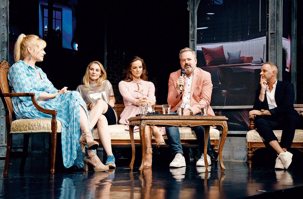 Júlia szerepét Dalma és a mellette ülő Zsigmond Emőke, az Örkény Színház színésznője is megformálja majd