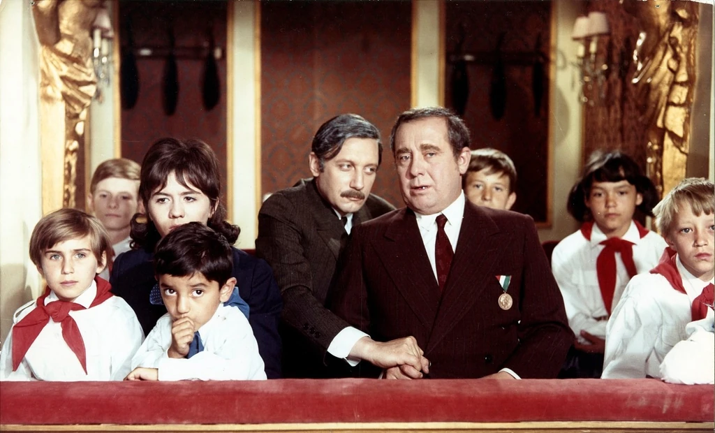 Kállai Ferenc és Őze Lajos mellett balra, kicsit takarva Monori Lili látható a film egyik jelenetében