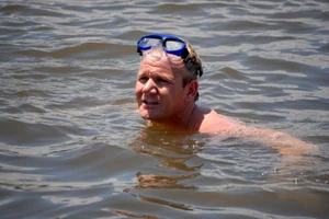 Gordon Ramsay búvárkodva az életét is kockára teszi egy-egy jó fogásért. Gyakran merül fagyos vizekben, például Alaszkában, hogy különleges tengeri alapanyagokat, óriáskagylót, rákot és szigonnyal halat gyűjtsön be – mindezt sokszor palack nélkül! A nyomásváltozás, a korlátozott látási viszonyok és a dekompressziós szabályok figyelmen kívül hagyása súlyos veszélyeket rejthet. 