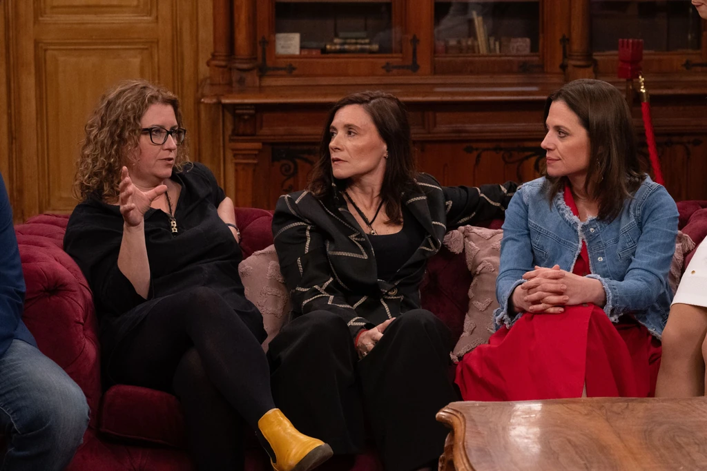 B-j: Veiszer Alinda, Krizsó Szilvia, Szinetár Dóra