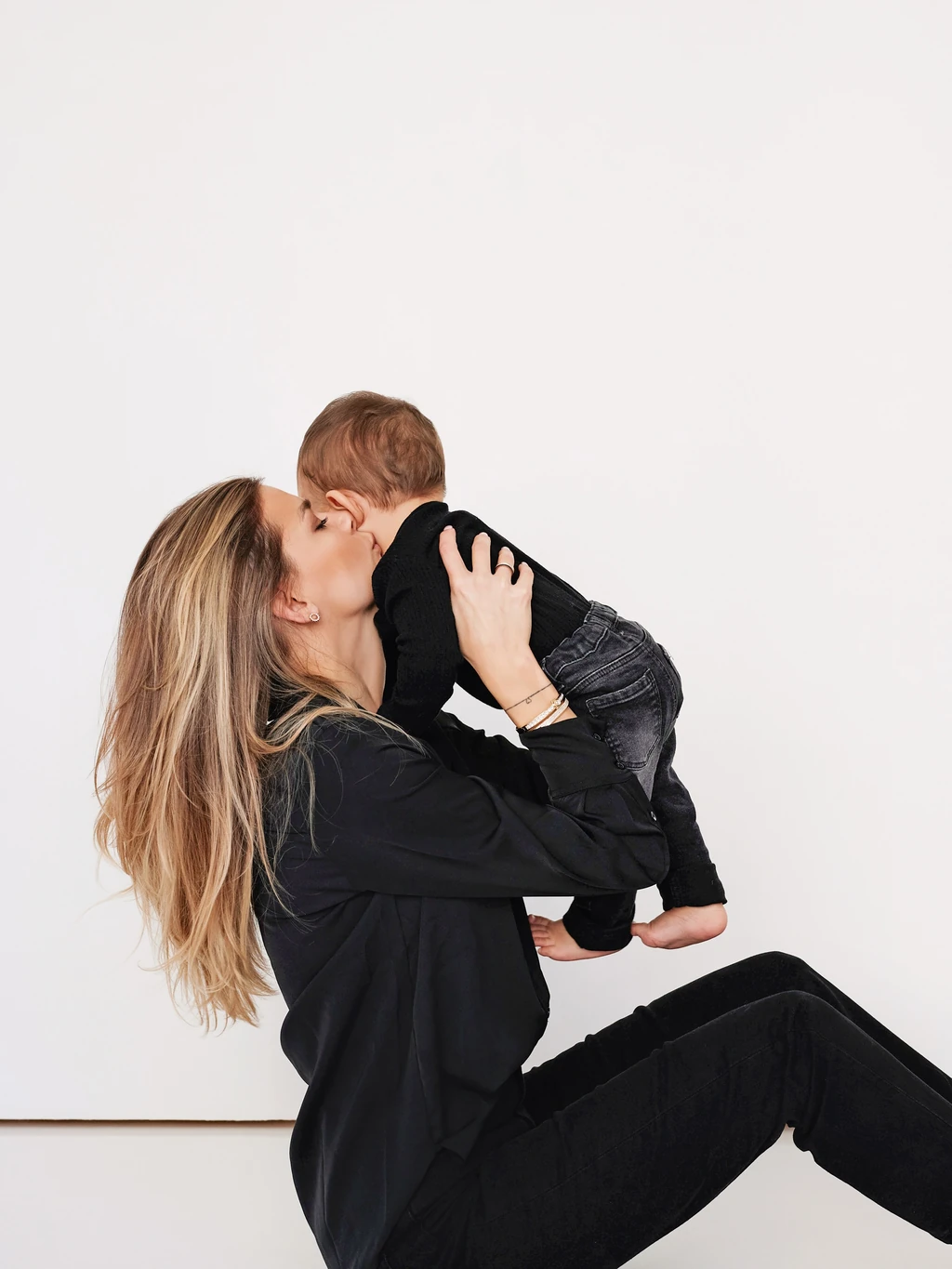 A modell rajong a kisfiáért