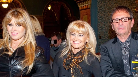 Király Linda szoros kapcsolatot ápol a szüleivel, Király Gabival és Tamással