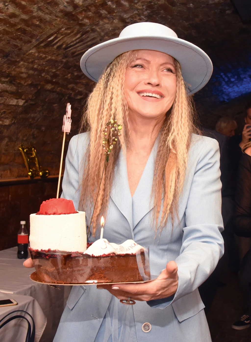 A kalapmániáját le se tudná tagadni. A mostani kék szetthez nemrég rendelte a fejfedőt. „Azonnal három színben: kéket, rózsaszínt és fehéret is.”