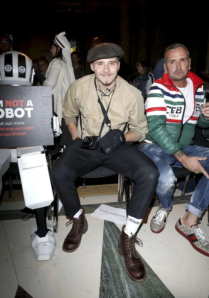 Brooklyn Beckham, mellette pedig DJ Fat Tony, aki a fiú esküvőjén zenélt