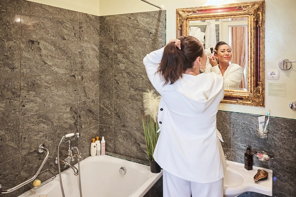 A fürdőszobában a tükör sem mondható átlagosnak