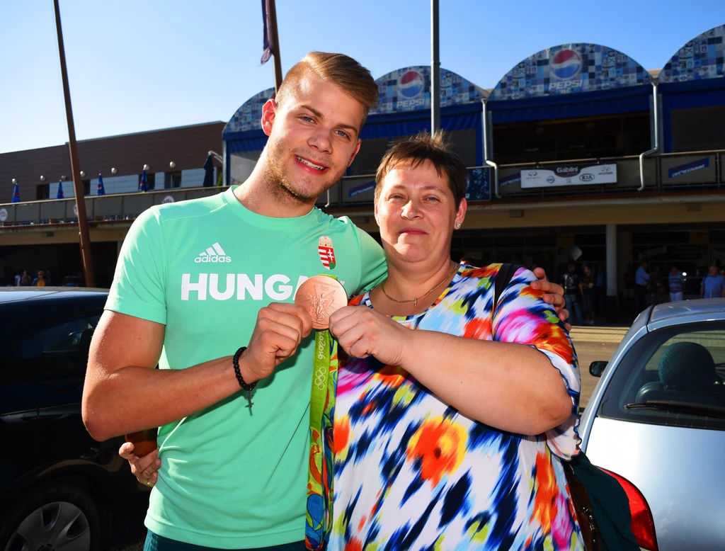 Kenderesi Tamás és édesanyja. Többezres tömeg várta a riói olimpiáról az aranygéppel hazatérő olimpikonokat a Syma Csarnokban (Fotó: Olajos Piroska/fotocentral.hu)