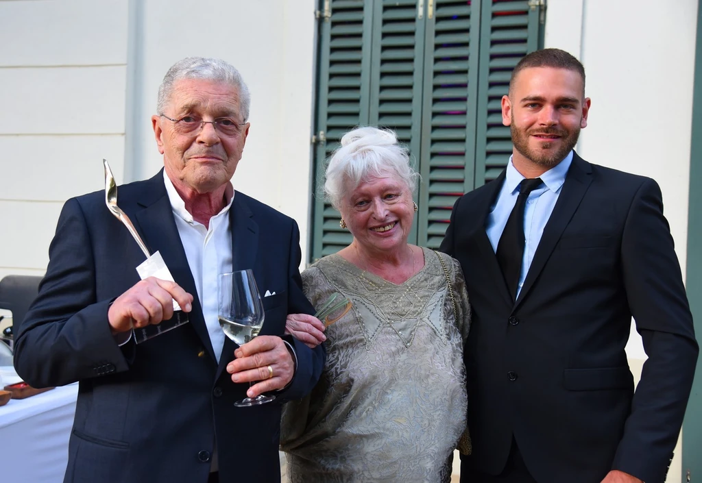 Mécs Károly életműdíjának a felesége és keresztfiuk is nagyon örült (Fotó: Olajos Piroska/fotocentral.hu)