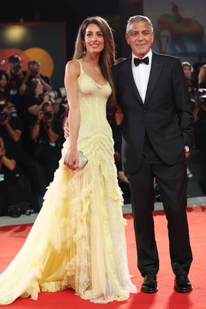 Vajszínű, krémes álom: a 2024-es velencei filmfesztiválra egész más stílust választott George Clooney felesége