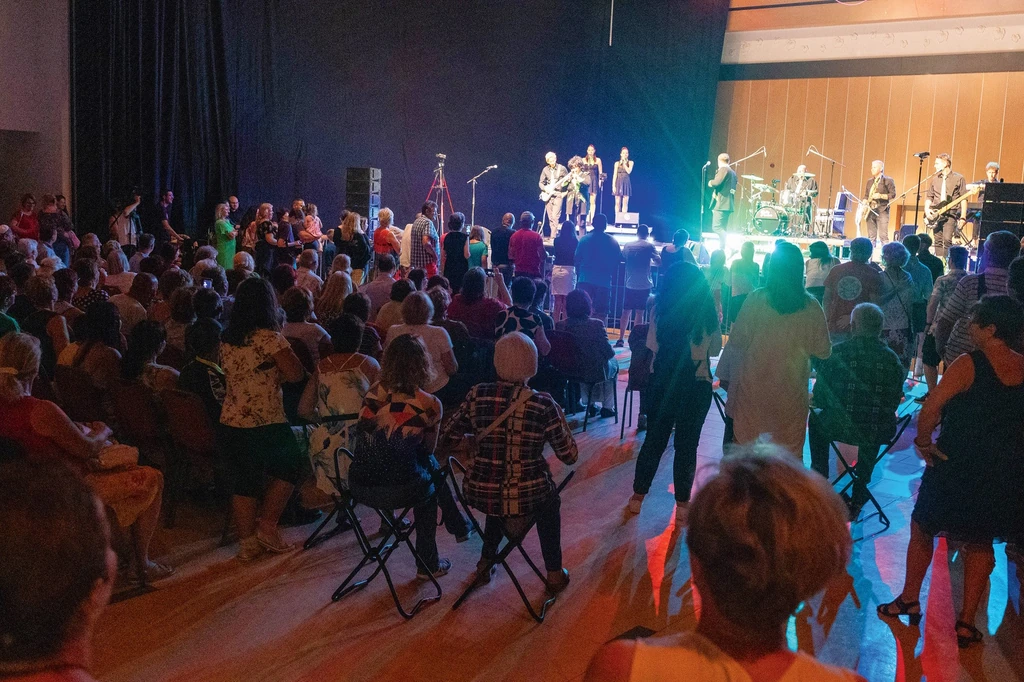 Két órán át ontotta a slágereket a Dolly Plusssz