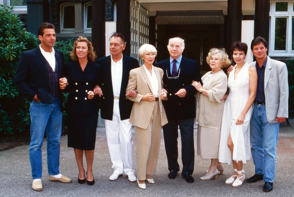 Eva-Maria Bauer (jobbról a harmadik) és Jochen Schroeder (jobb szélen) a sorozat többi szereplőjével (Fotó: Profimedia)