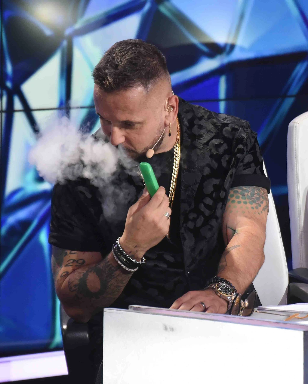 Majka is pöfékelt a stúdióban (Fotó: Story)