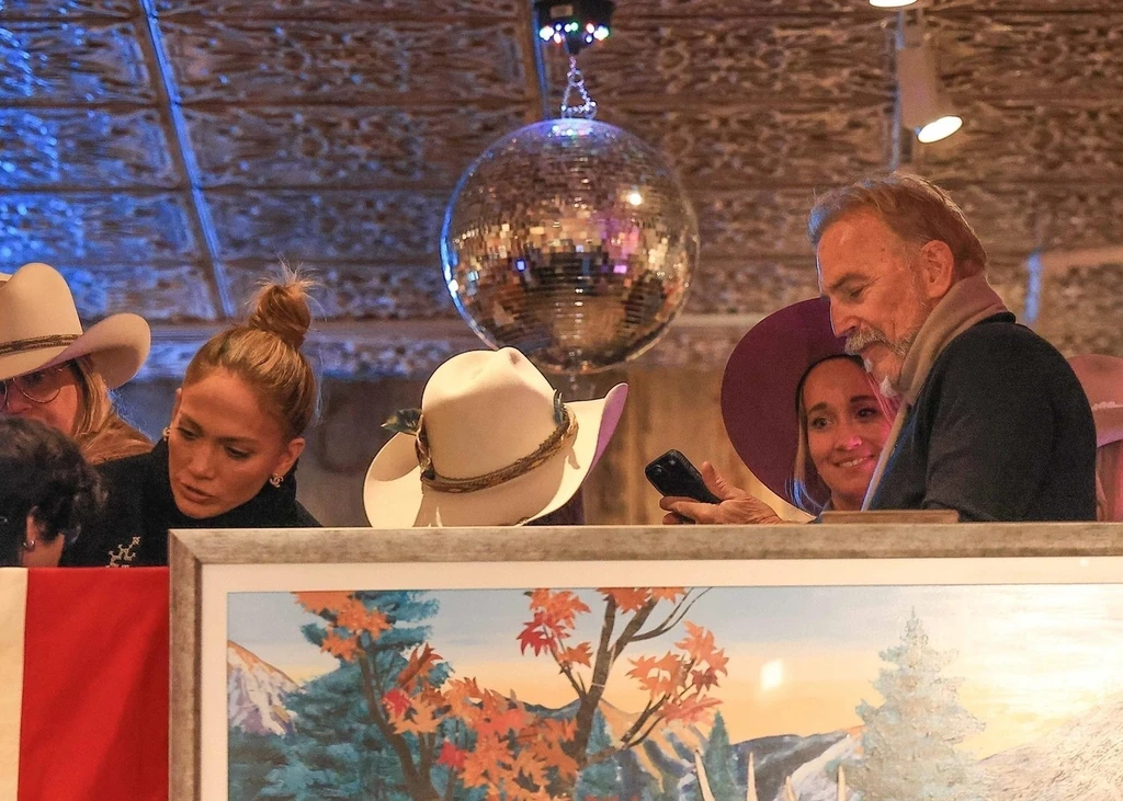 A nyilvánosság előtt tartják a távolságot